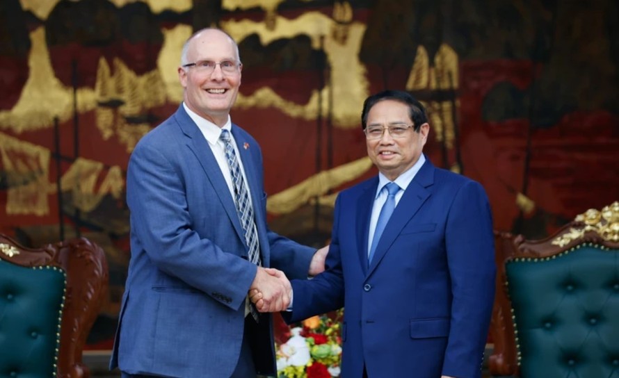 Thủ tướng Phạm Minh Chính và Hạ nghị sỹ John Moolenaar, bang Michigan, Trưởng Đoàn Nghị sỹ lưỡng đảng Hạ viện Hoa Kỳ. Ảnh: Dương Giang