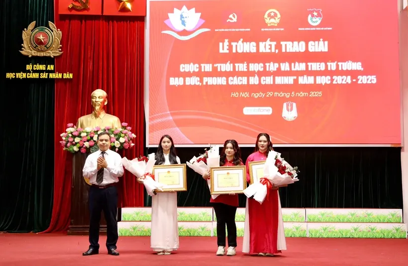 Ban tổ chức trao giải cho các cá nhân.