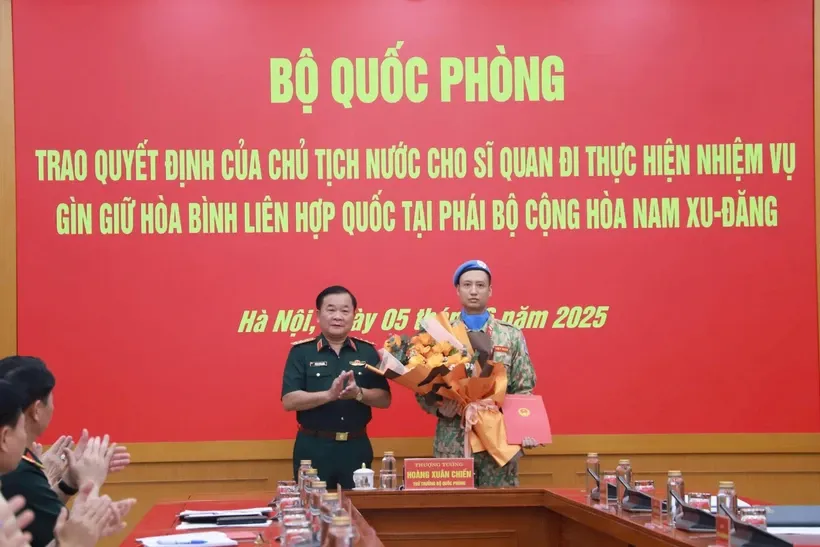 Thứ trưởng Bộ Quốc phòng, Thượng tướng Hoàng Xuân Chiến trao Quyết định của Chủ tịch nước cho sỹ quan Trần Viết Cường lên đường làm nhiệm vụ gìn giữ hòa bình Liên hợp quốc. Nguồn: Đại biểu Nhân dân