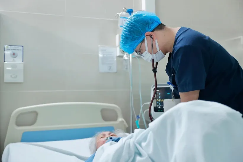 Bác sỹ khám cho bệnh nhân COVID-19 đang điều trị tại Khoa bệnh nghề nghiệp, Bệnh viện Thanh Nhàn. Ảnh: Minh Quyết