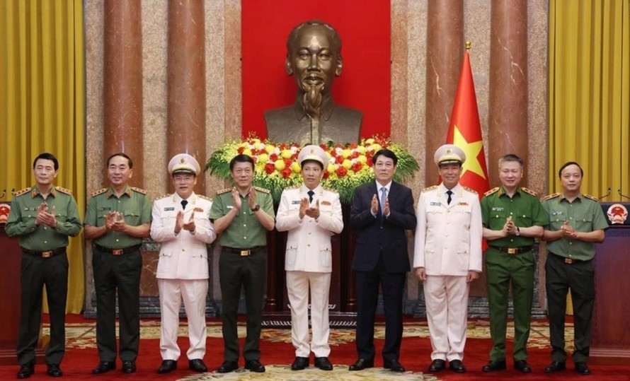 Chủ tịch nước Lương Cường và các đồng chí Lãnh đạo Bộ Công an. Ảnh: Lâm Khánh