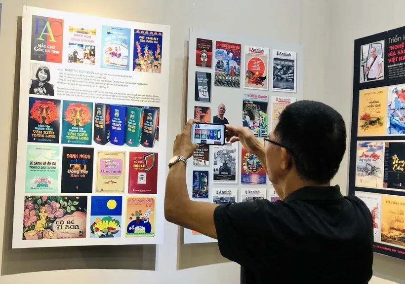 Khách tham quan Triển lãm "Nghệ thuật thiết kế bìa sách, báo và tạp chí Việt Nam năm 2025." Ảnh: Phương Lan