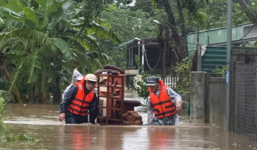 Di dời tài sản của người dân đến nơi an toàn.