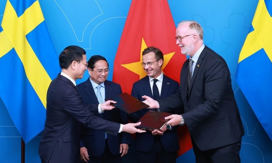 Thủ tướng Phạm Minh Chính và Thủ tướng Thụy Điển Ulf Kristersson chứng kiến trao Thỏa thuận Đối tác Chiến lược ngành về hợp tác khoa học, công nghệ, đổi mới sáng tạo và chuyển đổi số giữa Bộ Khoa học Công nghệ và Bộ Ngoại giao Thụy Điển. Ảnh: Dương Giang