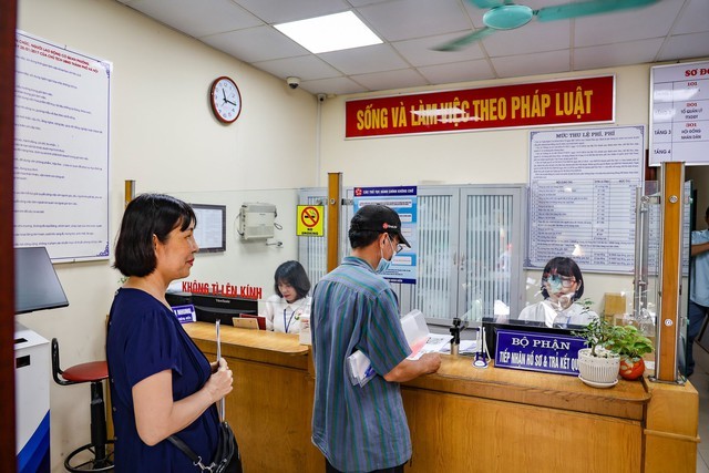 Công dân đi làm thủ tục hành chính. Ảnh: VGP/Thiện Tâm