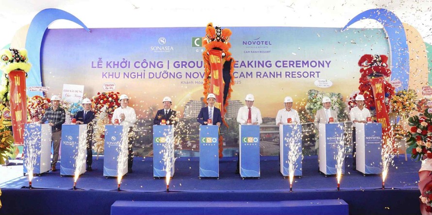 Các đại biểu nhấn nút khởi công Tổ hợp nghỉ dưỡng Novotel Cam Ranh Resort.