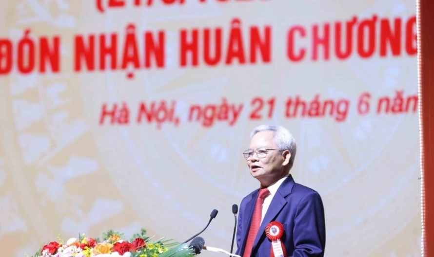 Nhà báo lão thành, Giáo sư-Tiến sỹ Tạ Ngọc Tấn, nguyên Giám đốc Học viện Báo chí và Tuyên truyền, nguyên Tổng Biên tập Tạp chí Cộng sản phát biểu tại Lễ kỷ niệm. Ảnh: Phương Hoa