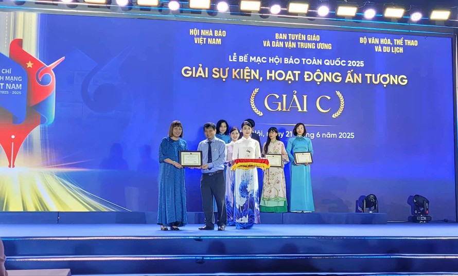 Nhà báo Nguyễn Lệ Hằng, Phó Tổng Biên tập Tạp chí Ngày Nay nhận giải C (Giải sự kiện, hoạt động ấn tượng).