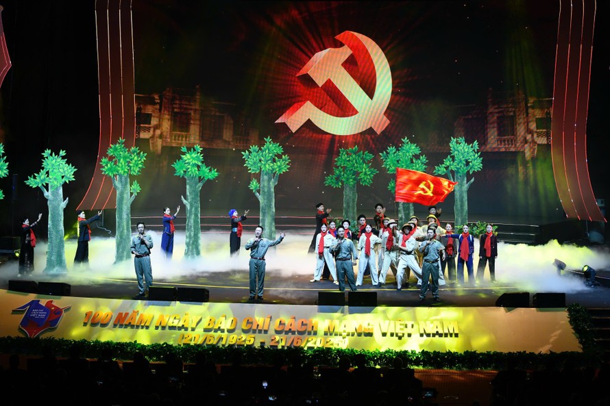 Tiết mục văn nghệ tại lễ kỷ niệm. Ảnh: Nhật Bắc