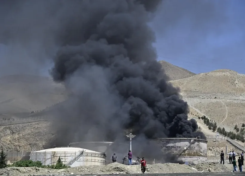 Khói bốc lên từ kho chứa nhiên liệu ở Tehran, Iran sau cuộc tấn công của Israel. Ảnh: Kyodo