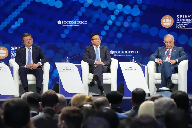 Phó Thủ tướng Chính phủ Lê Thành Long (giữa) phát biểu tại Phiên khai mạc Diễn đàn Kinh tế quốc tế Saint Petersburg lần thứ 28. Ảnh: Quang Vinh