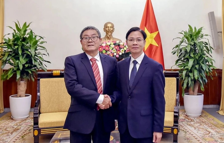 Thứ trưởng Ngoại giao Ngô Lê Văn tiếp Đoàn đại biểu Ủy ban Tư vấn Chính sách Ngoại giao trực thuộc Bộ Ngoại giao Trung Quốc. Nguồn: Thế giới & Việt Nam