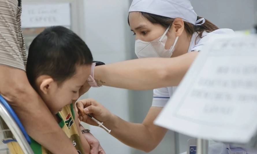 Nhân viên y tế tiêm vaccine phòng sởi cho trẻ trong độ tuổi. Ảnh: Minh Quyết