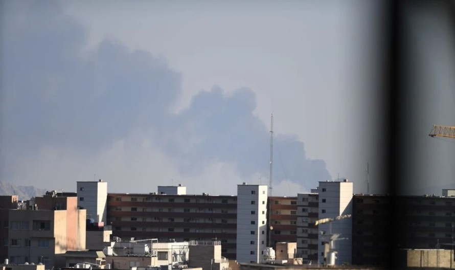 Khói bốc lên sau cuộc tấn công của Israel tại Tehran, Iran.