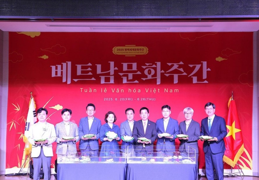 Nghi thức thả hoa Sen trong lễ khai mạc Tuần văn hóa. Ảnh: Khánh Vân