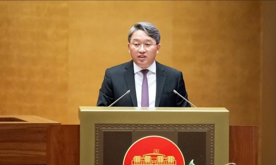 Bộ trưởng Bộ Tư pháp Nguyễn Hải Ninh phát biểu giải trình, làm rõ một số vấn đề đại biểu Quốc hội nêu. Ảnh: Doãn Tấn