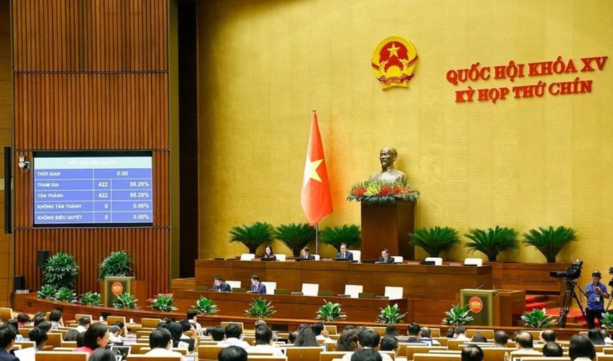 Quốc hội biểu quyết thông qua Nghị quyết của Quốc hội về việc thành lập Hội đồng bầu cử quốc gia. Ảnh: Doãn Tấn