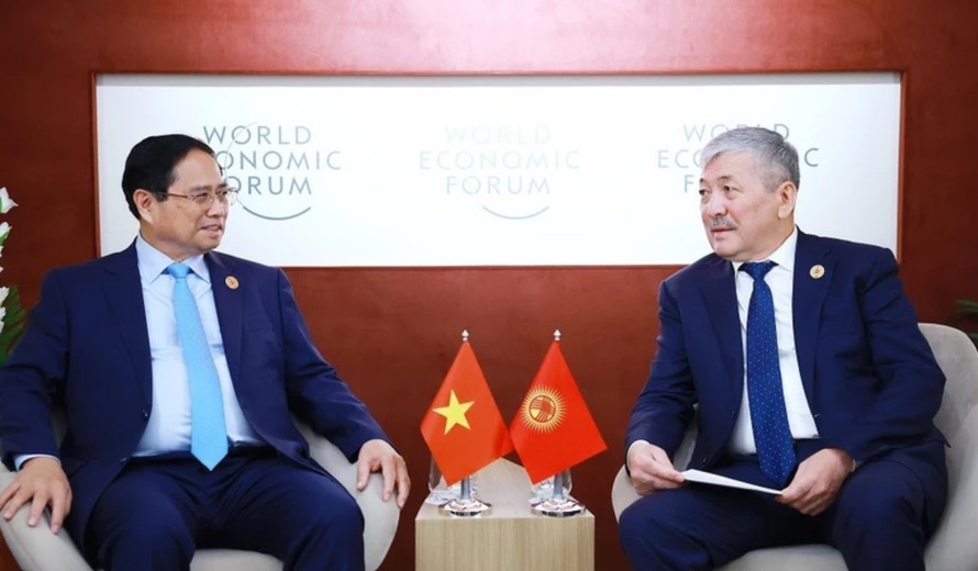 Thủ tướng Phạm Minh Chính gặp Thủ tướng Kyrgyzstan Adylbek Kasimalyev. Ảnh: Dương Giang