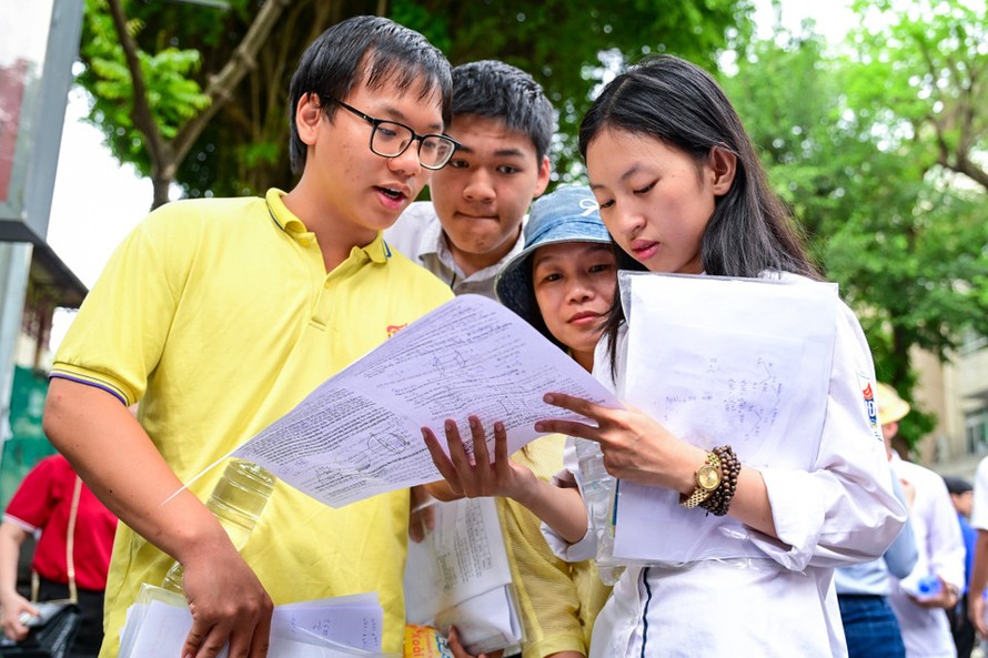 Thí sinh thi xong môn Toán vào chiều 26/6.