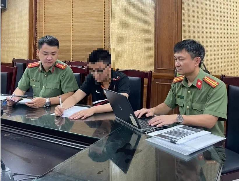Cơ quan Công an làm việc với thí sinh vi phạm. Nguồn: Công an thành phố
