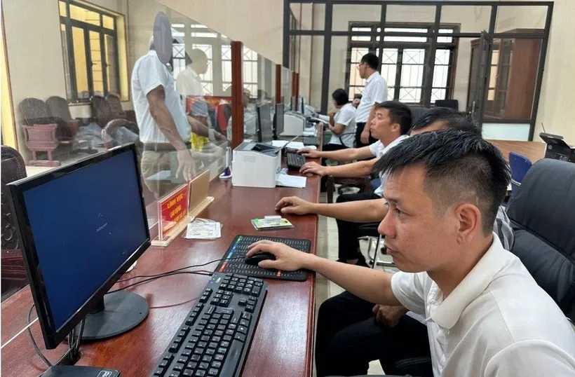 Cán bộ Trung tâm phục vụ hành chính công xã Nam Cường (tỉnh Hưng Yên) thực hiện thủ tục hành chính cho người dân trong ngày đầu thực hiện mô hình chính quyền địa phương 2 cấp. Ảnh: Thu Hoài