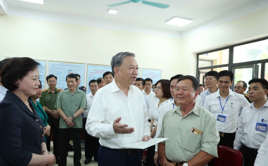 Tổng Bí thư Tô Lâm thăm hỏi nhân dân đến làm thủ tục hành chính. 