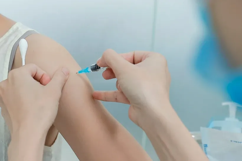Nhân viên y tế tiêm vaccine phòng bệnh cho người dân. Ảnh: Minh Quyết