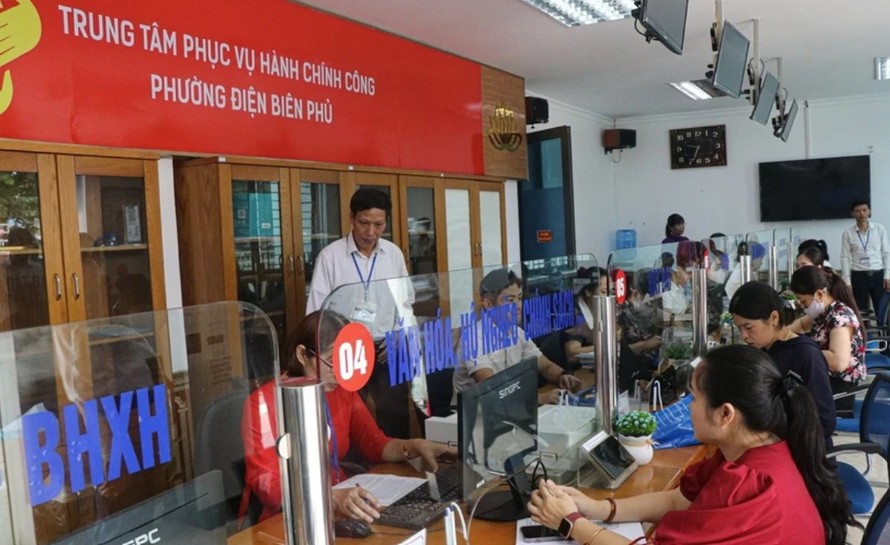 Cán bộ tiếp nhận hồ sơ giải quyết thủ tục cho người dân tại Trung tâm Phục vụ hành chính công phường Điện Biên Phủ (tỉnh Điện Biên) trong ngày đầu vận hành thử nghiệm. Ảnh: Phan Quân