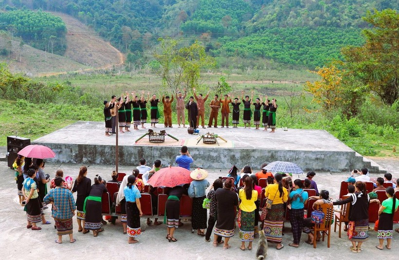 Người dân Ơ Đu di chuyển các mâm cúng (cúng Thần Sấm, cúng làm vía cho dân bản) ra địa điểm cúng được thực hiện ngoài trời ngay trung tâm bản Văng Môn, xã Nga My, Nghệ An. (Ảnh: Xuân Tiến/TTXVN)