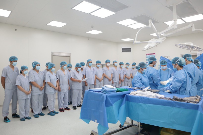 Đội ngũ y bác sỹ thực hiện tri ân người hiến tạng. (Ảnh: PV/Vietnam+)