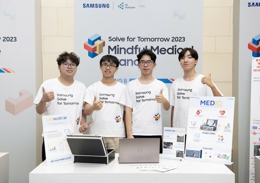 Đội thi của Trường THPT Chuyên Hà Nội – Amsterdam đạt giải Nhất bảng THPT trong cuộc thi sáng tạo Solve for Tomorrow 2023.