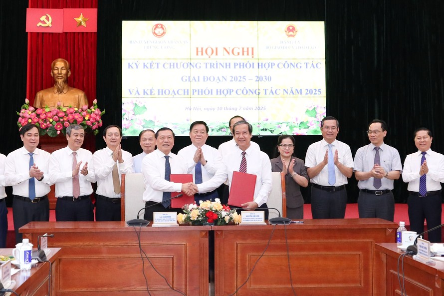 Ông Lại Xuân Môn, Phó Trưởng ban Thường trực Ban Tuyên giáo và Dân vận Trung ương và ông Nguyễn Kim Sơn, Bí thư Đảng ủy, Bộ trưởng Bộ Giáo dục và Đào tạo ký kết Chương trình phối hợp giữa Ban Tuyên giáo và Dân vận Trung ương và Đảng uỷ Bộ Giáo dục và Đào tạo giai đoạn 2025 – 2030.