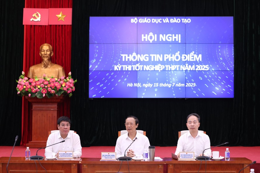 Chủ tọa hội nghị (từ trái sang phải ảnh): Cục trưởng Cục Quản lý chất lượng Huỳnh Văn Chương; Thứ trưởng Thường trực Phạm Ngọc Thưởng; Phó Cục trưởng Cục Quản lý chất lượng Nguyễn Ngọc Hà.