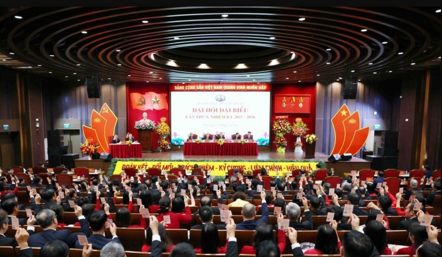 Các đại biểu biểu quyết thông qua Nghị quyết Đại hội. Ảnh: Phạm Kiên