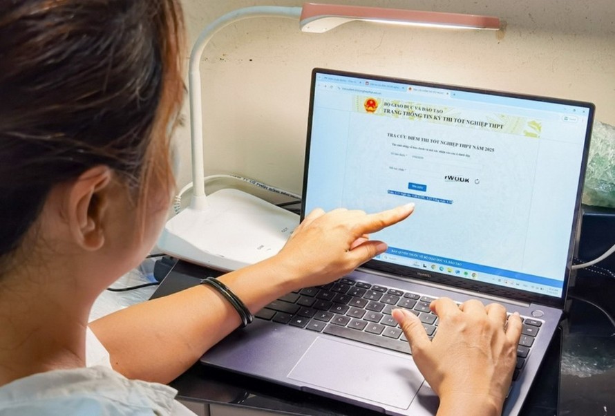 Thí sinh tra cứu điểm thi tốt nghiệp THPT. Ảnh: Thanh Tùng