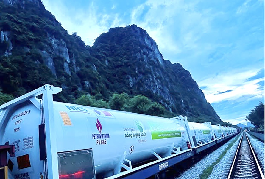 Chuyến tàu hỏa đầu tiên đưa LNG từ Nam ra Bắc.
