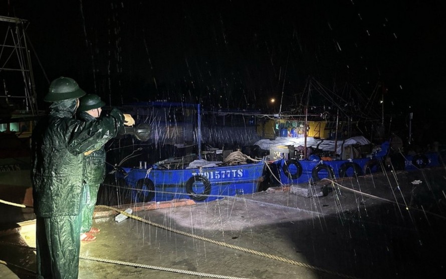 Lực lượng Bộ đội Biên phòng tỉnh Hưng Yên tuần tra kiểm soát khu vực ven biển khi bão số 3 đổ bộ đất liền. Ảnh: Thế Duyệt