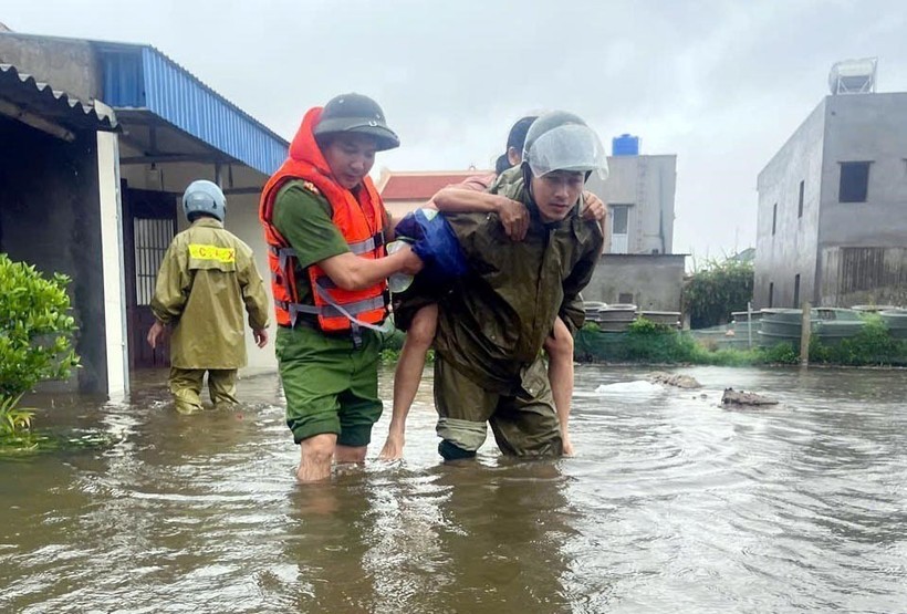 Công an xã Hải Thịnh, Ninh Bình huy động khoảng 30 cán bộ, phối hợp với chính quyền địa phương hỗ trợ người dân đến nơi an toàn. Ảnh: Thái Thuần