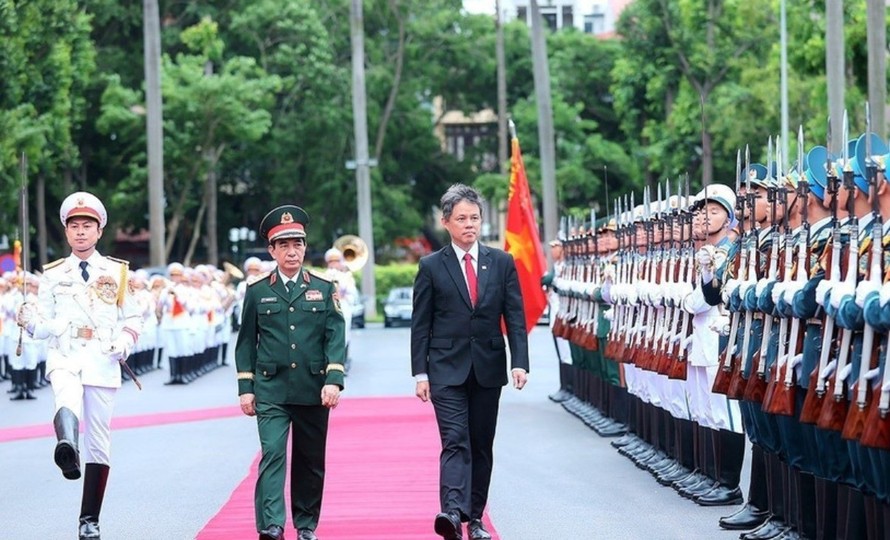 Đại tướng Phan Văn Giang, Bộ trưởng Bộ Quốc phòng và Bộ trưởng Bộ Quốc phòng Singapore Chan Chun Sing duyệt Đội danh dự Quân đội nhân dân Việt Nam. Ảnh: An Đăng