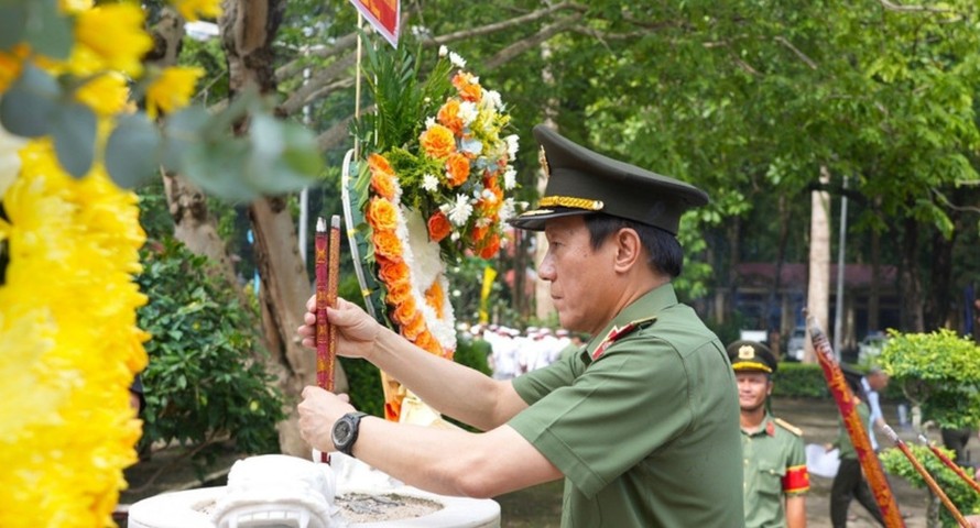 Bộ trưởng Bộ Công an Lương Tam Quang dâng hương tại Khu di tích lịch sử Ban An ninh Trung ương Cục miền Nam. Ảnh: Minh Phú