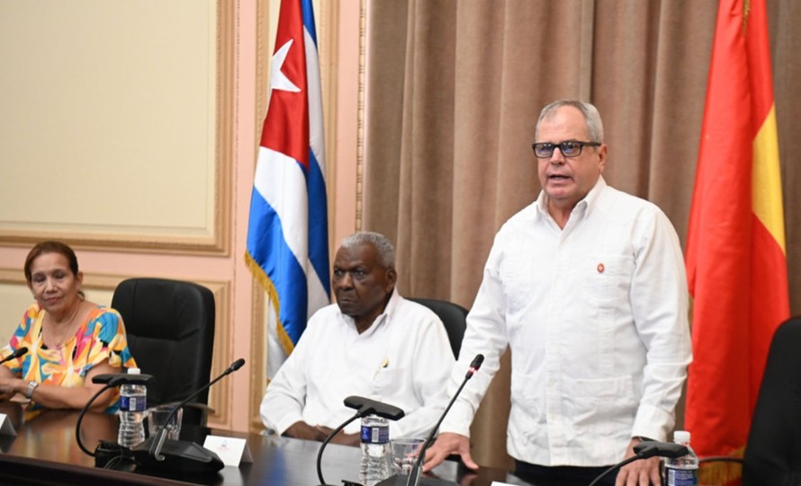 Tổng thư ký Quốc hội Chính quyền Nhân dân Cuba Homero Acosta Álvarez đánh giá cao sự hỗ trợ của Quốc hội Việt Nam. Ảnh: Việt Hùng