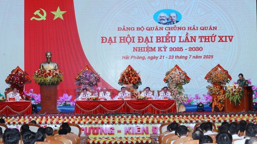 Đoàn Chủ tịch điều hành Đại hội Đại biểu Đảng bộ Quân chủng Hải quân lần thứ XIV, nhiệm kỳ 2025-2030. Ảnh: Trọng Đức