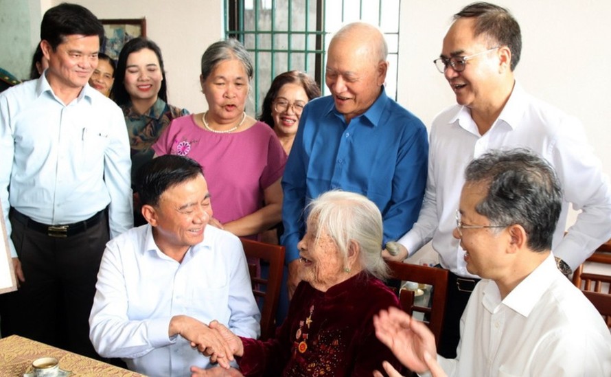 Thường trực Ban Bí thư Trần Cẩm Tú thăm, tặng quà cho Mẹ Việt Nam anh hùng Mai Thị Sây (phường Ngũ Hành Sơn, thành phố Đà Nẵng). Ảnh: Quốc Dũng