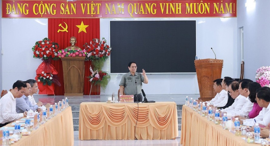 Thủ tướng Phạm Minh Chính làm việc với lãnh đạo phường Thới Sơn, tỉnh An Giang về mô hình chính quyền địa phương 2 cấp và hoạt động của Trung tâm phục vụ hành chính công. Ảnh: Dương Giang