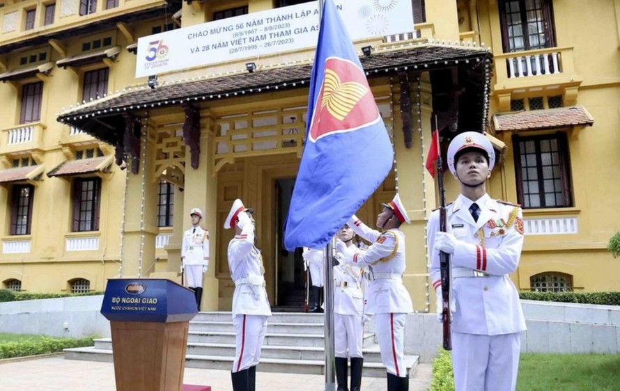 Lực lượng tiêu binh thực hiện nghi thức thượng cờ ASEAN.