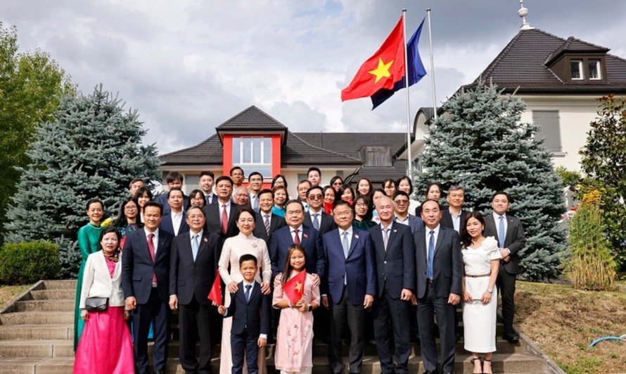 Chủ tịch Quốc hội Trần Thanh Mẫn và Phu nhân với đại biểu. Ảnh: Doãn Tấn