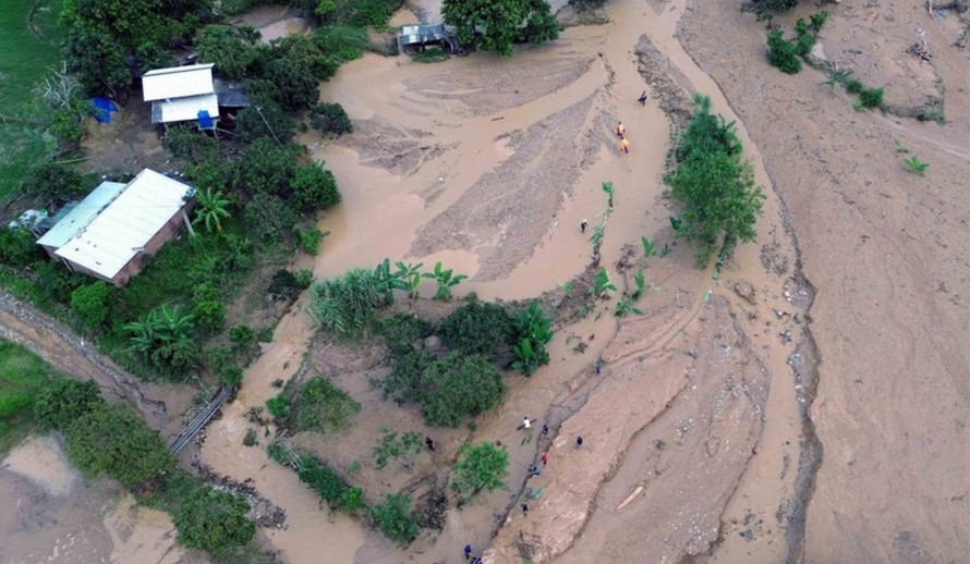 Lực lượng chức năng đã bố trí người cắm thiết bị cảnh bảo ở các điểm sạt lở cho các phương tiện giao thông đi qua. Ảnh: Văn Tý