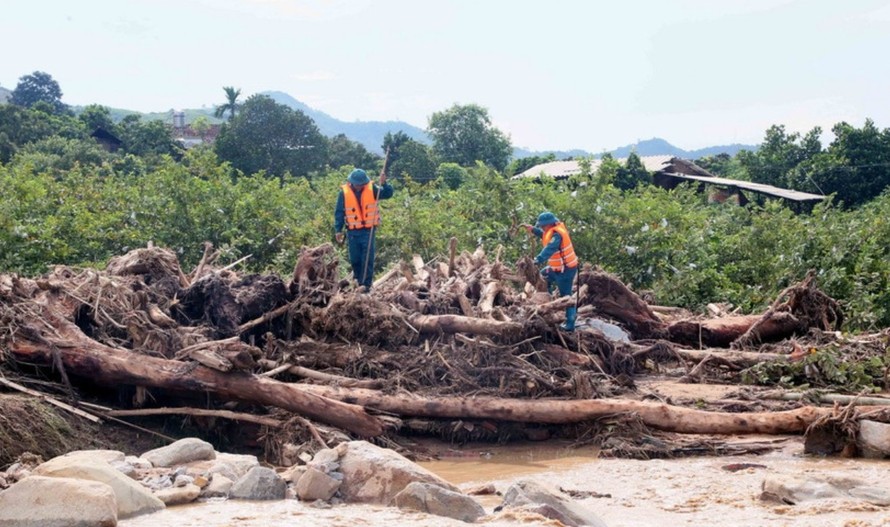 Lực lượng chức năng khẩn trương tìm kiếm người mất tích tại xã Chiềng Sơ. Ảnh: Quang Quyết