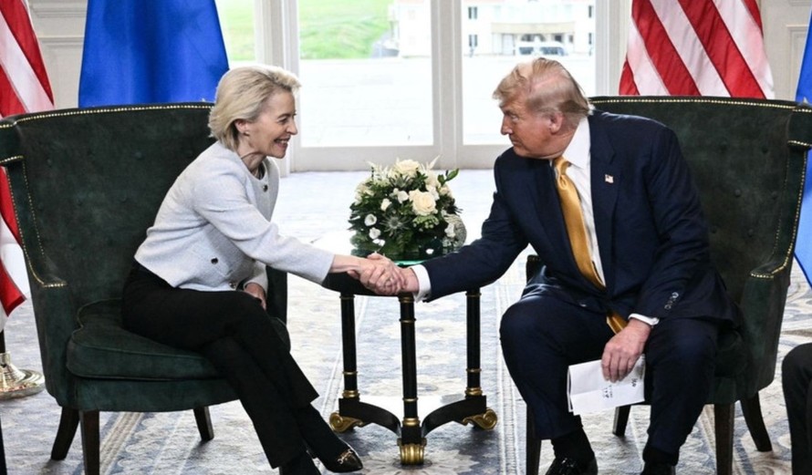 Tổng thống Mỹ Donald Trump (phải) trong cuộc gặp Chủ tịch Ủy ban Châu Âu (EC) Ursula von der Leyen tại khu nghỉ dưỡng ở Turnberry (Scotland), ngày 27/7/2025. Ảnh: REUTERS