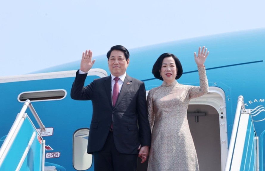 Chủ tịch nước Lương Cường và Phu nhân rời sân bay quốc tế Nội Bài, lên đường thăm cấp Nhà nước Ai Cập và Angola. Ảnh: Lâm Khánh